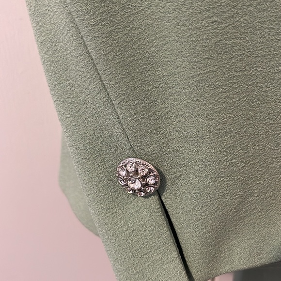 A beautiful suit - Picture 3 of 6